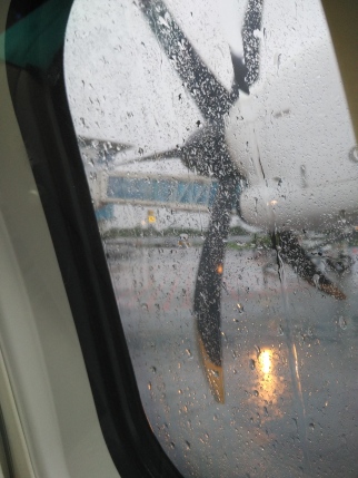 Kondisi cuaca di bandara, sempat ditunda penerbangannya karena cuaca buruk, tapi Alhamdulillah, selamat sampai tujuan kala itu, cuaca Lombok lagi buruk memang akhir-akhir itu.